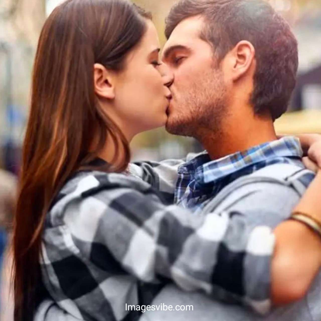 Romantic Couple Kiss Natural Wallpaper